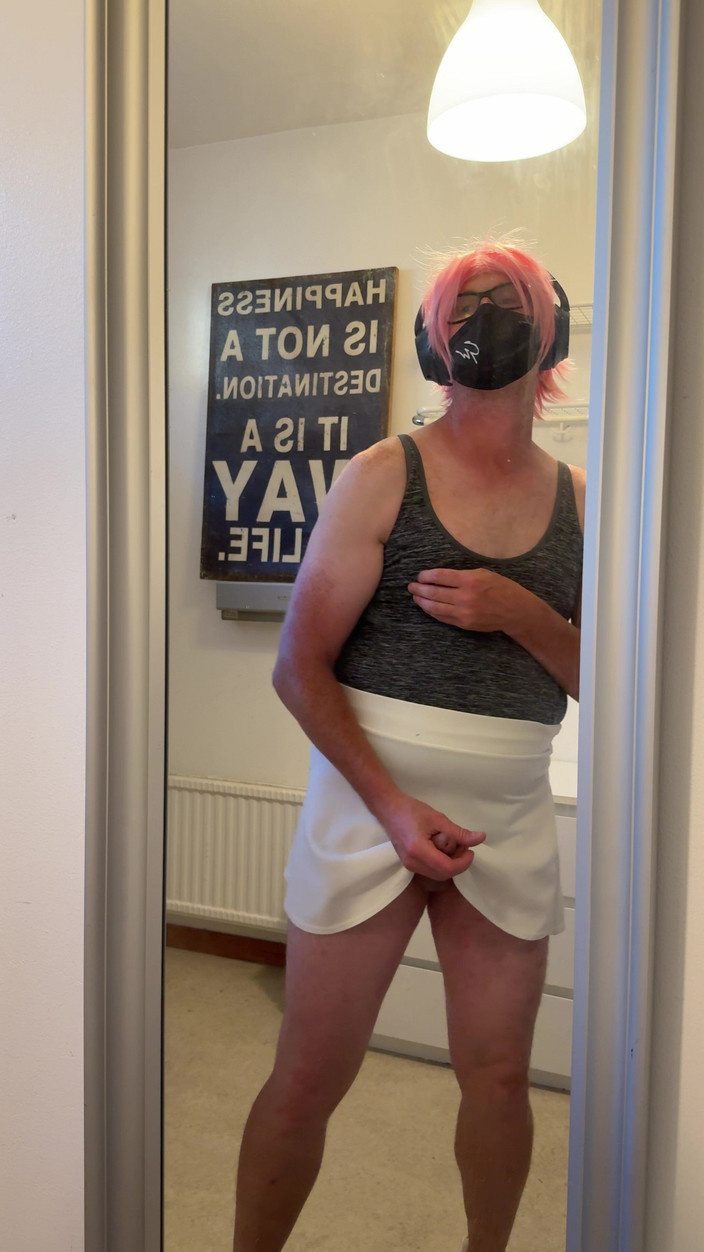 Julia Trans: Spiegel, Spiegel an der Wand