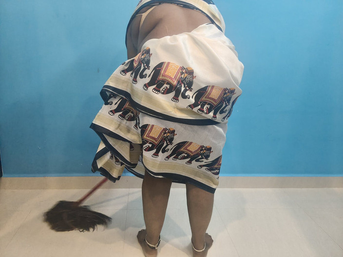 SneakyManner48: La cameriera indiana ed il servo fanno sesso con il...