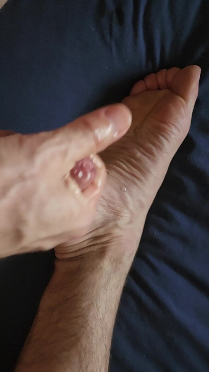 Bare Feet Couple: Moje vrásčitá chodidla z curled toes chytají horké sperma, zatímco...