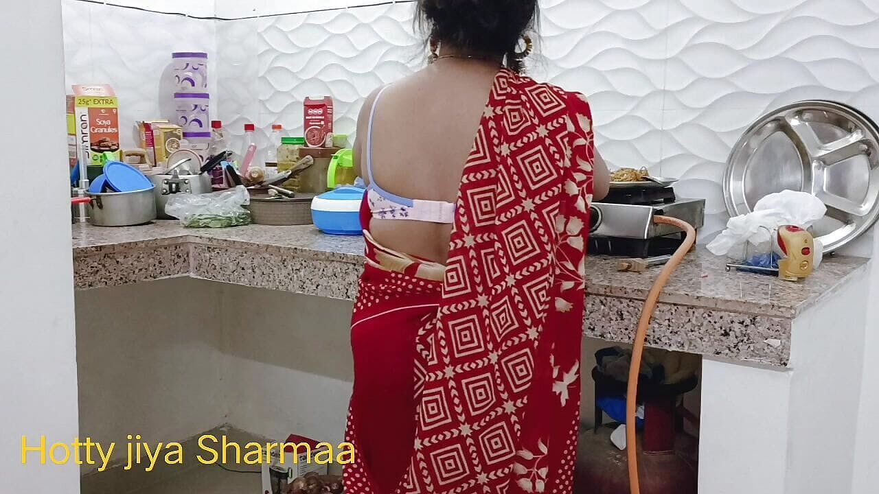 kitchen mein Chowmin bana rahi Desi sister ko bhai ne ghodi bana kar lapa lap choda