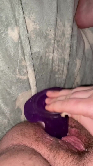 Cemeteryleah: Cewek semok ini lagi asik ngentot memek sempitnya pakai dildo...