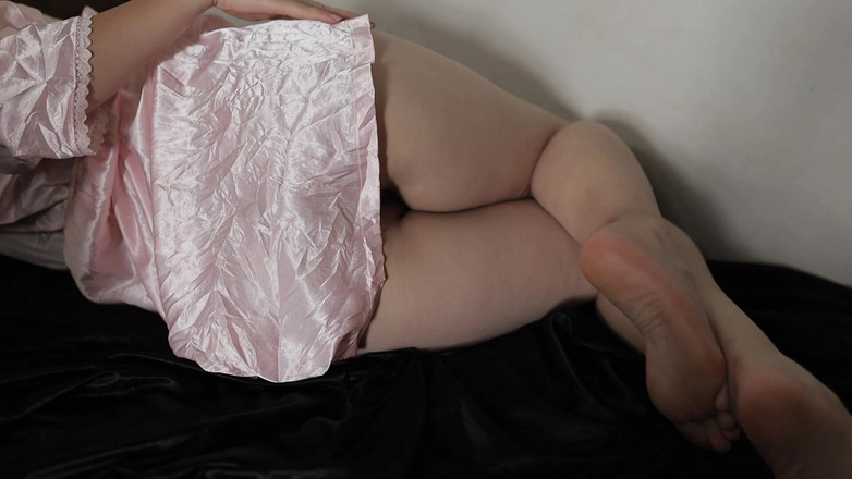 deafheaven666: Piękna dziewczyna ubrana w seksowną satynową sukienkę pokazując cipkę