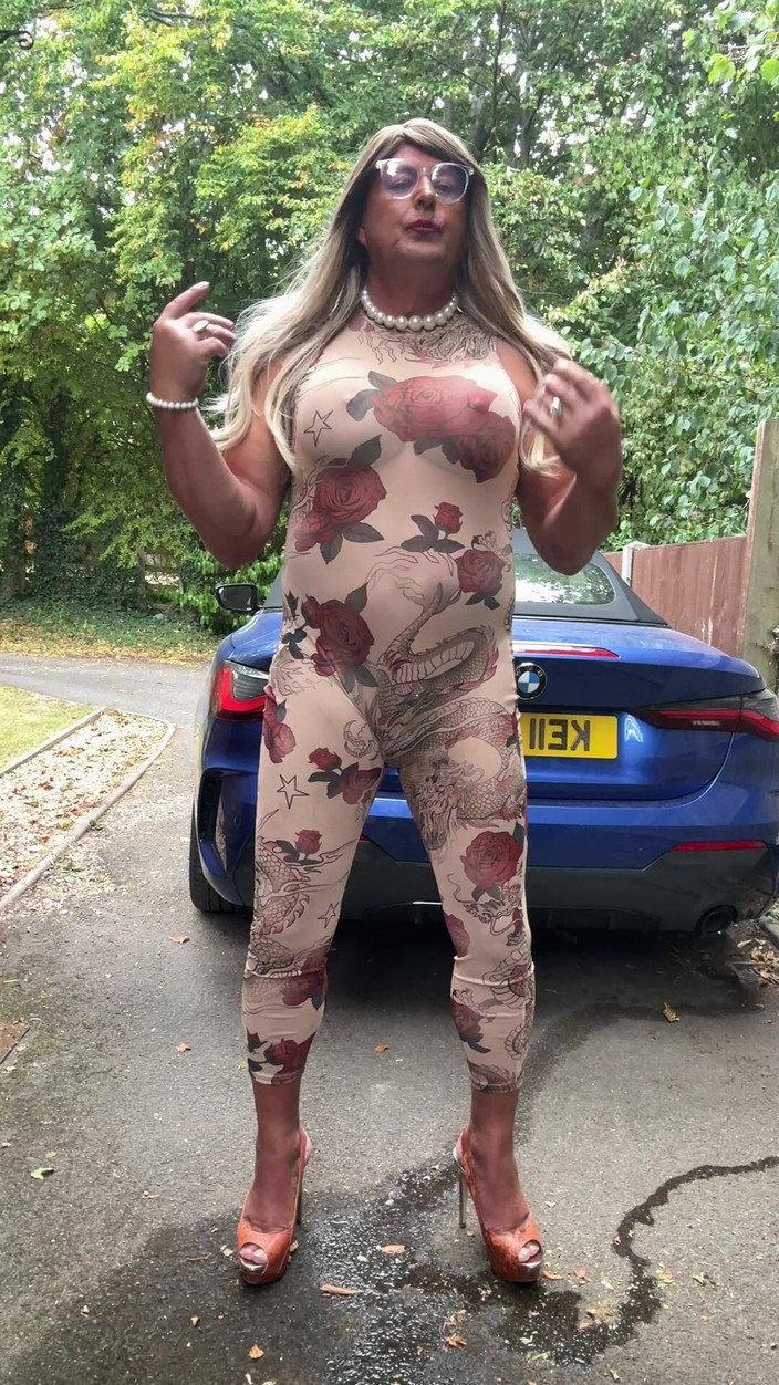 Kellycd2022: Sexy transvestã¤t kellycd2022 in sexy Floral Durchsichten durch Catsuit und...