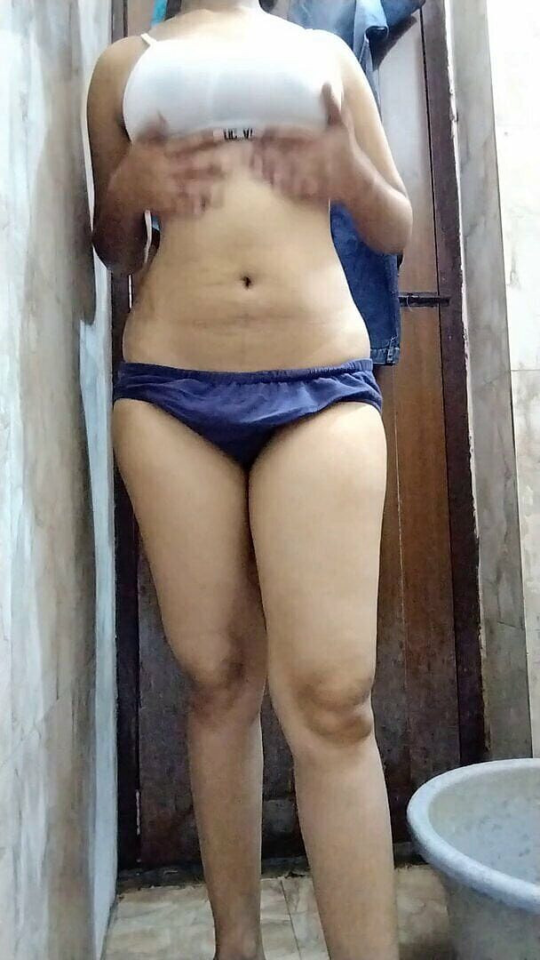 Riyathakur: हॉट कॉलेज गर्ल हॉट बॉडी दिखा रही है