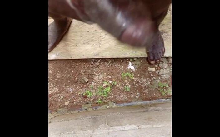 Hongi: O neagră uriașă cremoasă monstruoasă este lucrată