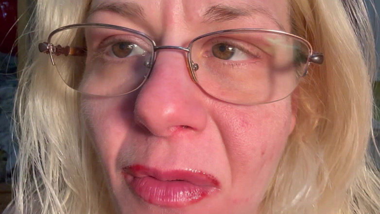 Putarankahotmilf: Mama vitregă bună își întinde curul strâmt pentru fiul ei vitreg Lucio