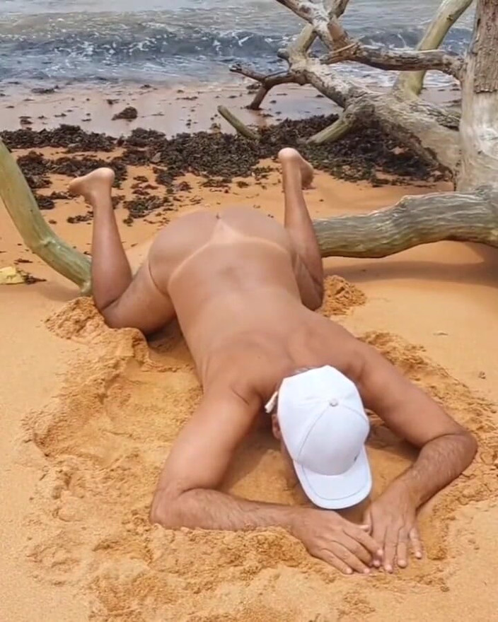 Ladysilvas: Ladysilva die haar slipje uit trekt op het strand pronkt...