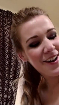 Nevlastní otec svádí blonďatou teenagerku Alexis a tajně ji šuká do její těsné kundičky