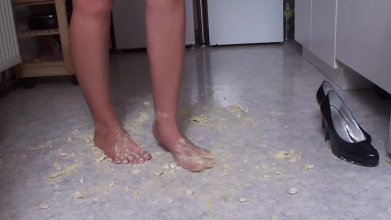Foot Girls: 台所で食べ物をつぶすブルネット