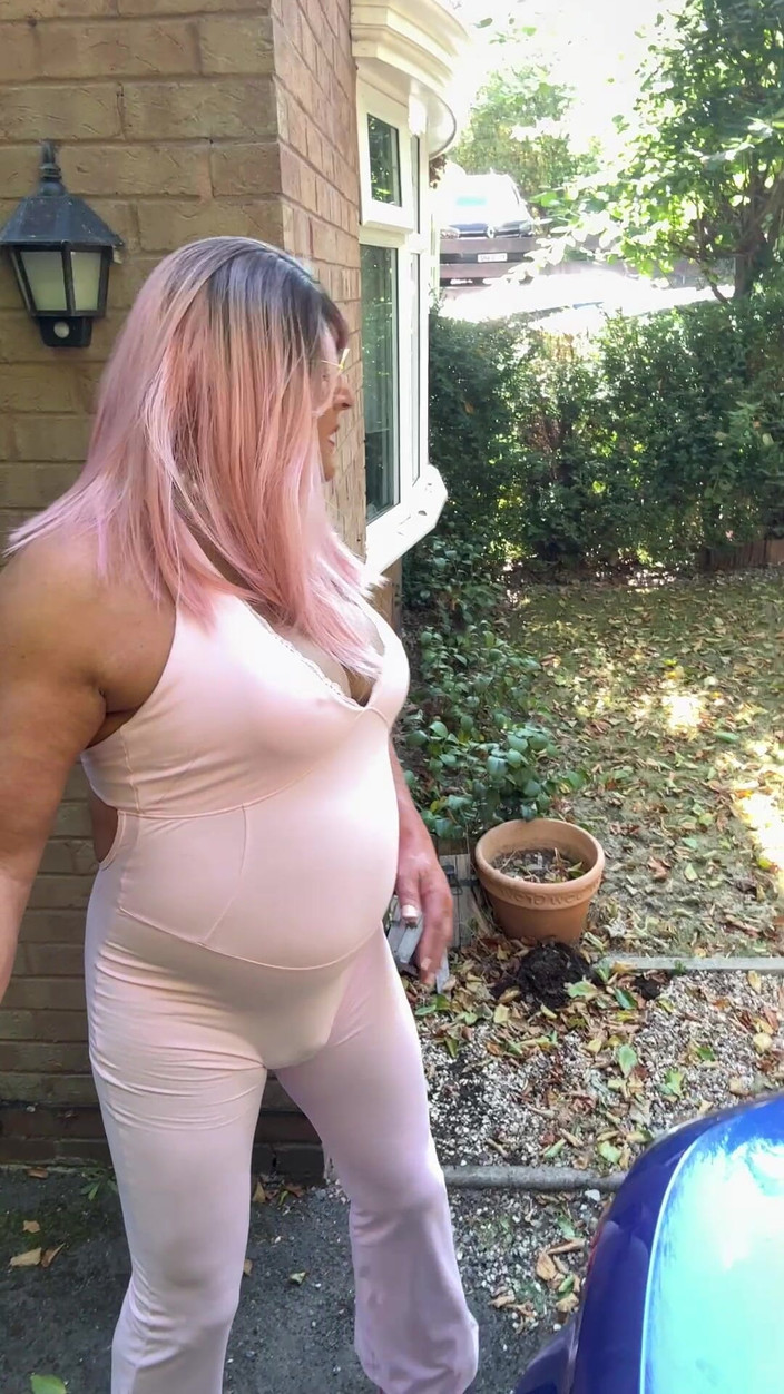 Kellycd2022: Crossdresser Kellycd2022 en mono rosa y tacones