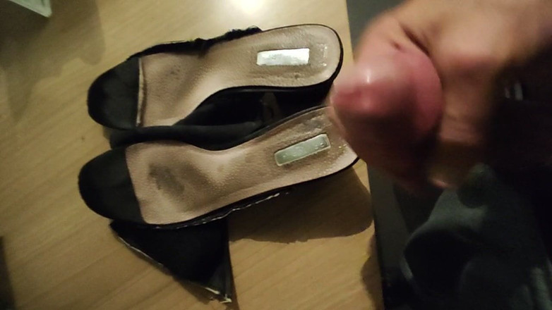 Mutsakin: उंगलियों के निशान के जूते पर वीर्य