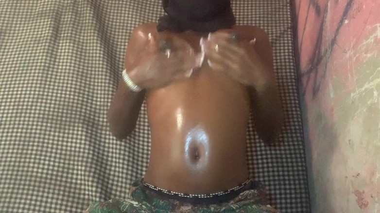 Browngurl234: Sexy drobná teenagerka Blackgurl234 škádlí kameru jejím twerk tancem