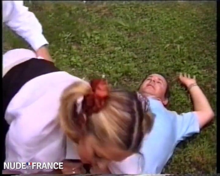 La France a Poil: Studentka z blond kołdrami zostaje zerżnięta na trawniku.