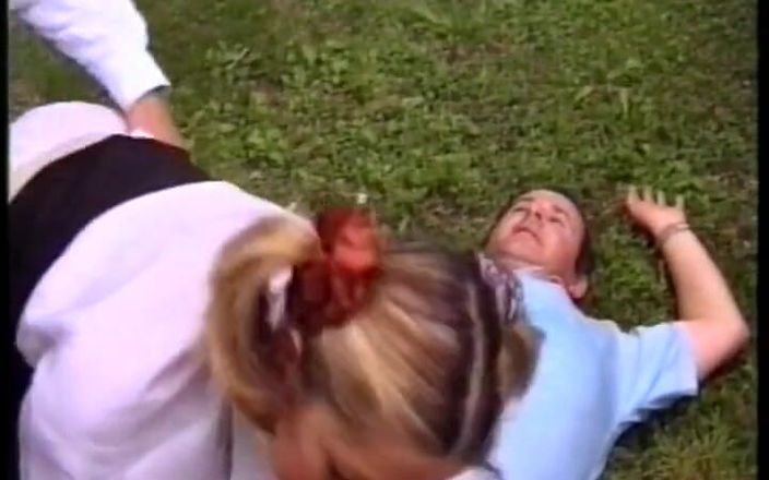 La France a Poil: Studentka z blond kołdrami zostaje zerżnięta na trawniku.