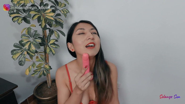 Solange Sun: Sexy Asiatka sexy tančí a masturbuje její chlupatou a mokrou...