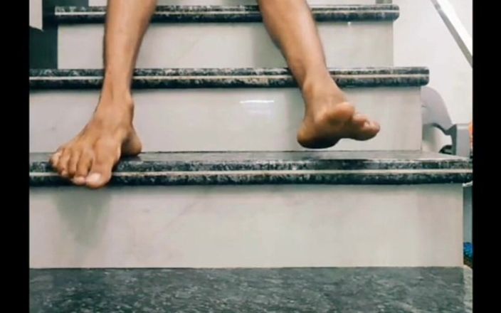 Tani: आउटडोर सीढ़ियों पर वीर्य निकालना