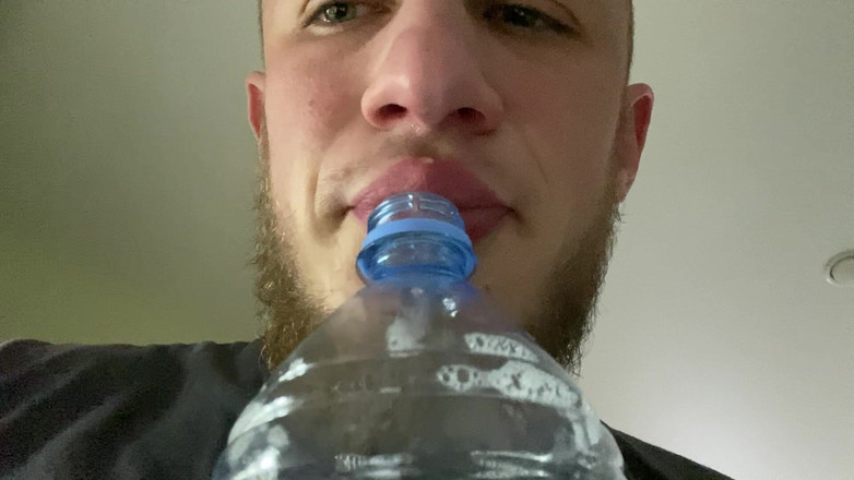 Hunky time: Альфа Наполняет Бутылку Его Слюной (сопли)