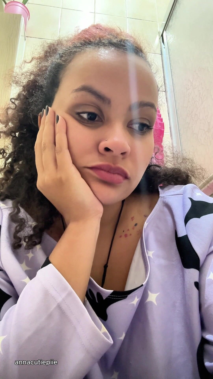 Cutiepiie Chubby: शौचालय और पादने पर गैसी दूध-असहिष्णु लड़की