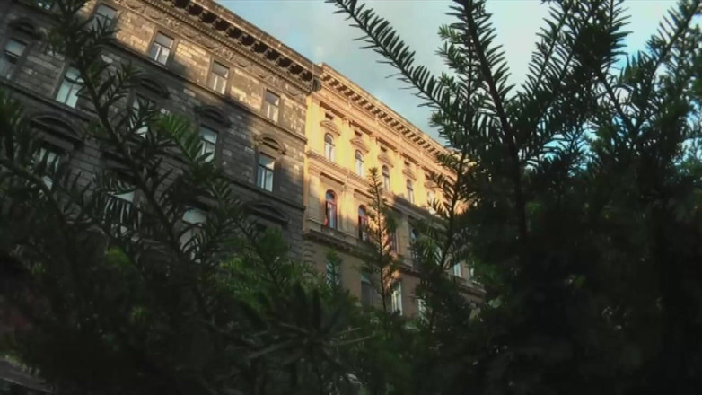 Erotic Planet X: 거실에서 나이 든 창녀에게 따먹히는 금발의 폭탄