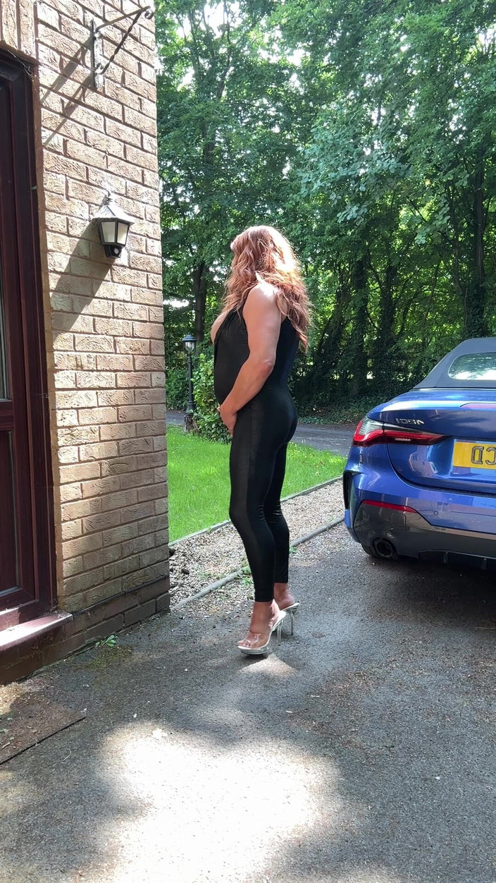 Kellycd2022: Sexy transvestiert kellycd2022 in schwarzem pvc-catsuit und high heels