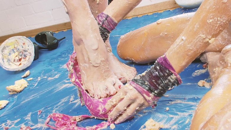 DARVASEX: Lesbiche imbrattate scena 1_two milf lesbiche bionde in bikini coperte di...