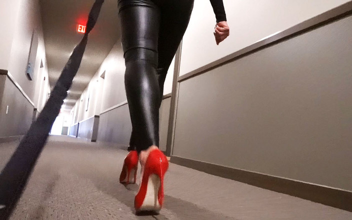 Goddess zephy: Ponížený pes na mých podpatcích!