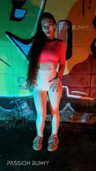 Sexy Fit Dívka Vás Škádlí Ve Veřejném Neonovém Tanci
