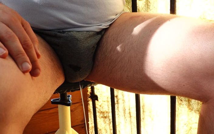 Kinky guy: Desperate Pee in Underwear Outdoor