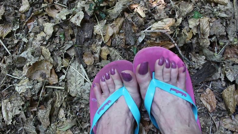 Lilly Disgrace: Ormanda kadın kılıklı ayaklar