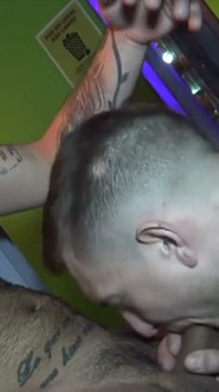 Romain își futește ptooe-ul tatuat