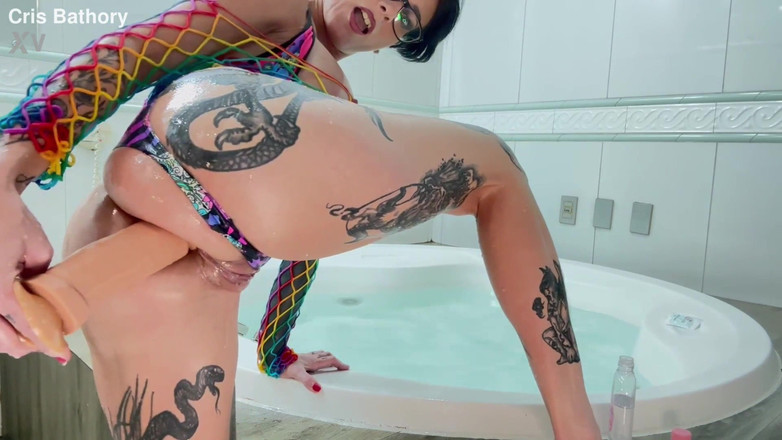 Cris Bathory: Cris Bathory pornstar se divierte con su enorme consolador en...