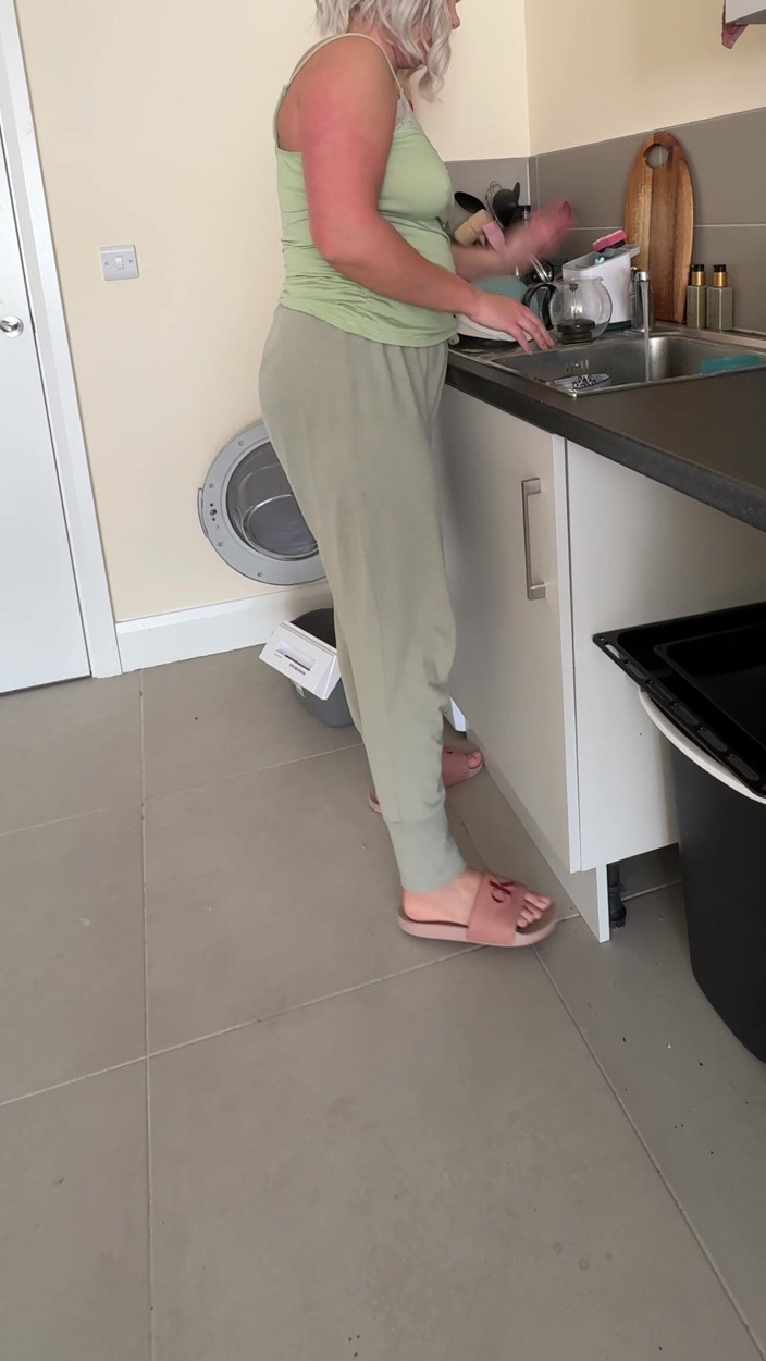 Emma Voyeur: Dishes Vs. Full Bladder… I Lost Control and Piss in...