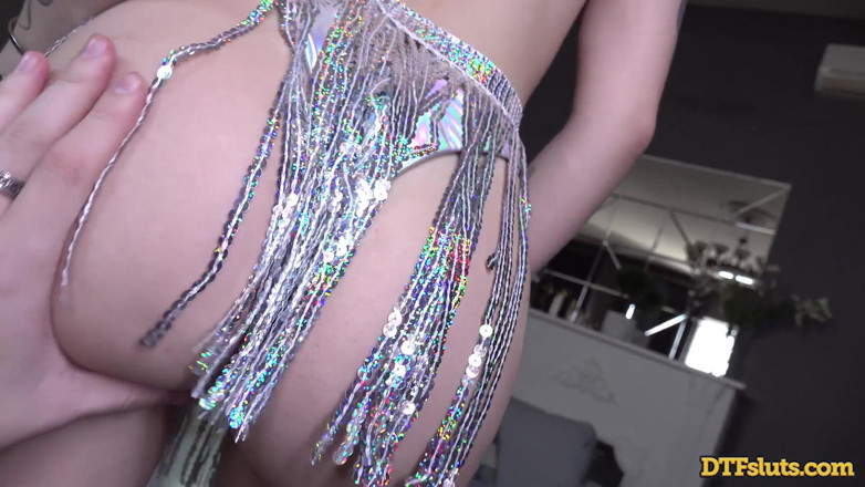 DTFSluts: ブルネットのベラ・マーがプライベートダンスで自分の資産を揺らす