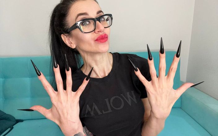 Julia domaina: Masturbare cu degetele, degete lungi cu unghii lungi negre