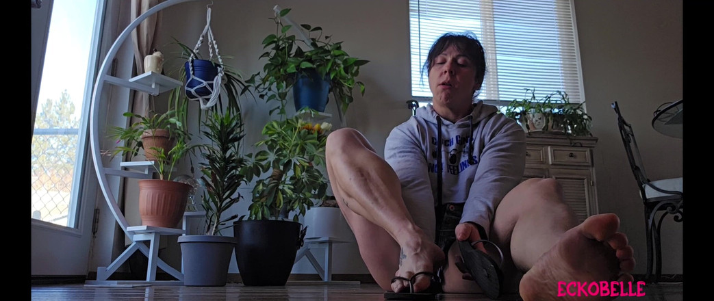 Ecko Belle: Кокетливі гнучкі ноги