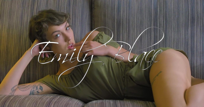 Bigsexy Films: Emily Blacc 솔로 스트립 애타게