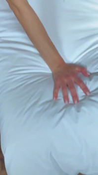 Soțul ejaculează în gura soției în timp ce prietenul său îi inseminează pizda. Soție sexy cu spermă în gură