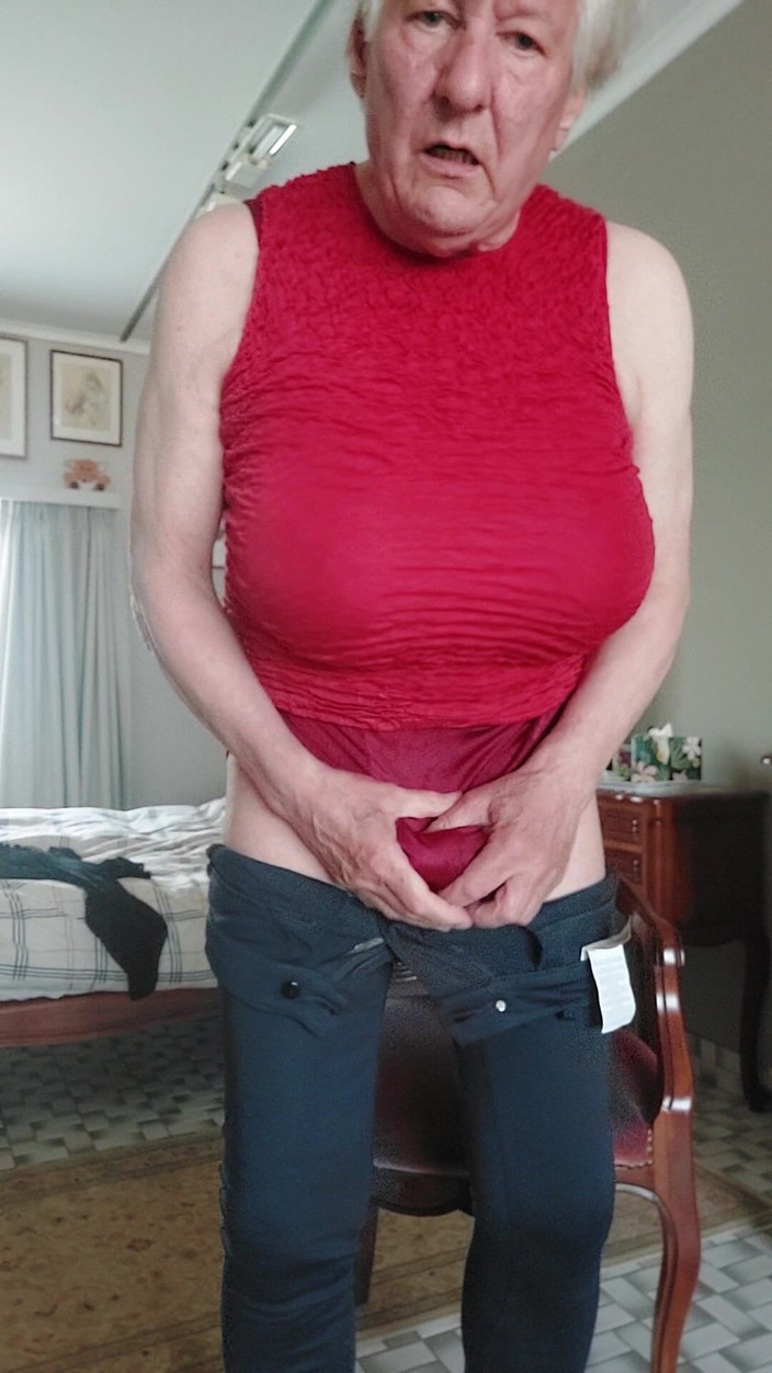 Antoon77: Mặc quần áo vui vẻ