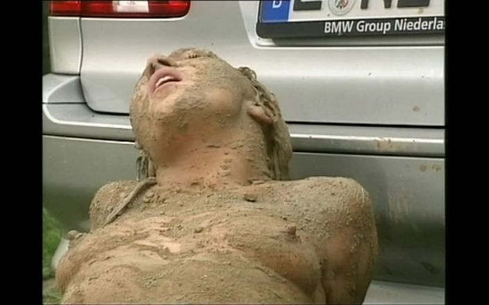 Forte Porno: 泥土覆盖的荡妇屁股被巨大的鸡巴性交和射在粉红色的阴户上