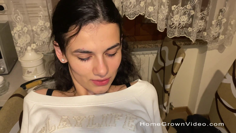 Homegrown Video: Sofiiny sexy zadek je tak těsný