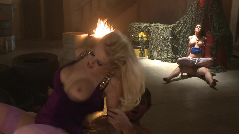 DARVASEX: 핫한 에이전트 씬 1 란제리의 핫한 갈색 머리와 금발은 군대와 난교를 즐기세요