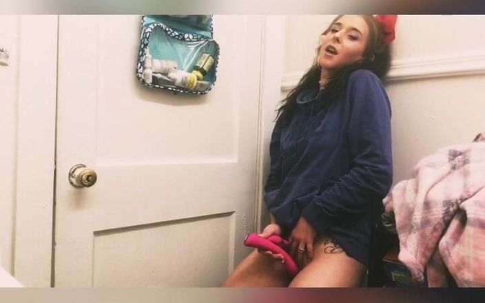 Alli Anderson: Biraz eğlenmek için banyoda gizlice