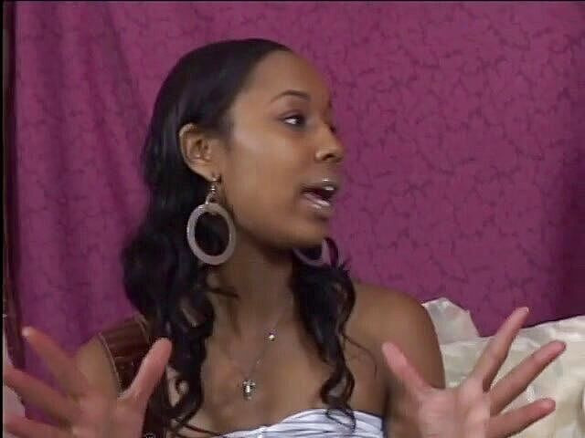 A Lesbian World: Lesbienele se joacă reciproc înainte de distracție cu vibrator legat