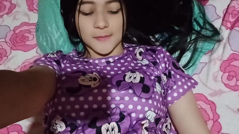 Yuli and tony: Wanita kaya lagi orgasme pakai piyama baruku. Aku jadi sangat...