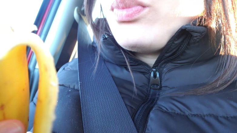 AmayaMori: Meine indische stiefschwester lutscht banane im auto und macht mundfetisch,...