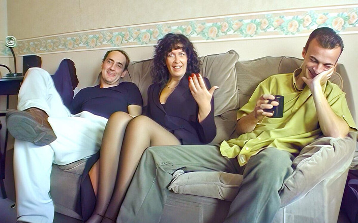 One Man Banned: Drei typen dürfen eine heiße britische MILf in den arsch...