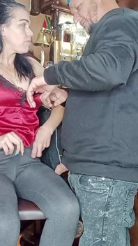 Vizinha Está Fazendo Minha Esposa Enquanto Estou Assistindo Do Site Do Bar