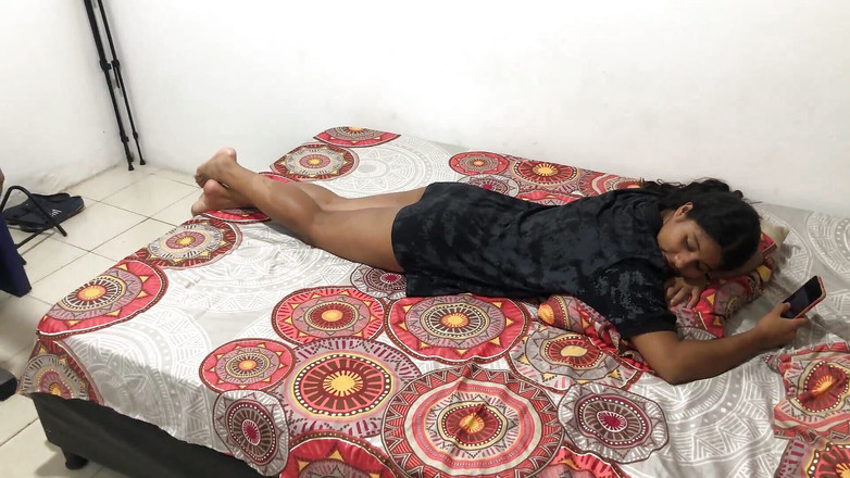 Johanna_love: 義理の妹が部屋に一人でいるのを見つけ、私は彼女を温め、激しくファックするために中に入ります