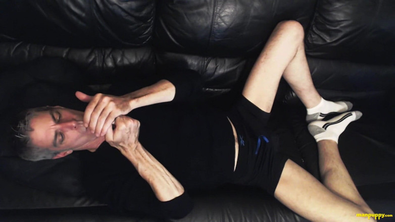 Man Puppy: 在直播中抽烟的鸡巴自慰