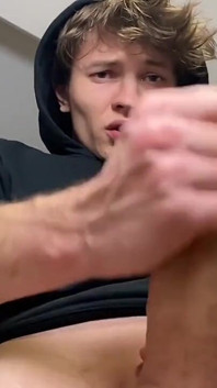 Zblízka masivní tlusté péro padoucha. Co může být lepší?